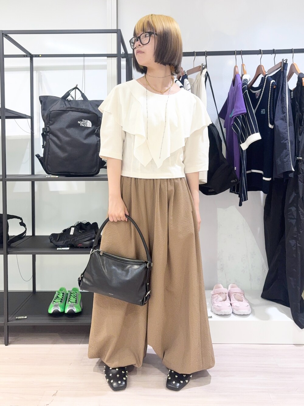 ホワイト系のTシャツ/カットソー、ベージュ系のその他アウター、ベージュ系のその他パンツを着用したレディースの春コーディネートの5枚目の写真