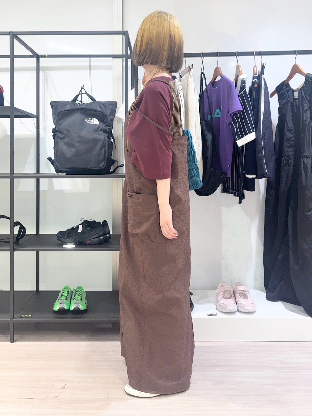 ブラウン系のワンピース、ブルー系のトートバッグ、イエロー系のワンピースを着用したレディースの春コーディネートの3枚目の写真
