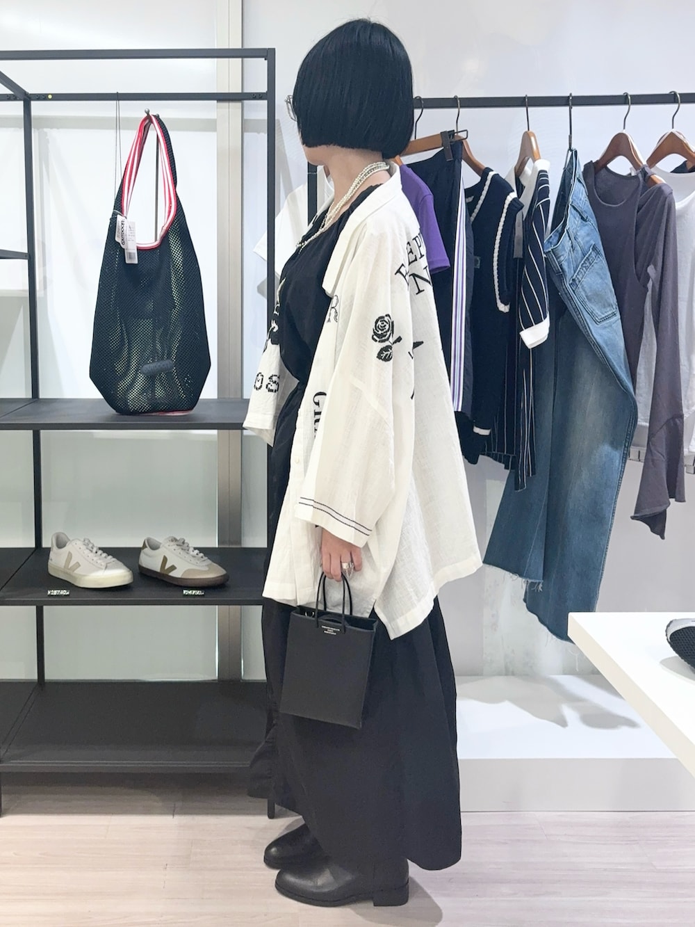 ブラック系のシャツ/ブラウス、ブラック系のワンピース、ブラック系のブーツを着用したレディースの夏コーディネートの3枚目の写真
