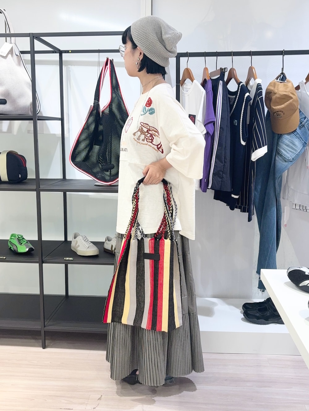 その他のTシャツ/カットソー、ブラック系のスカート、レッド系のショルダーバッグを着用したレディースの夏コーディネートの2枚目の写真