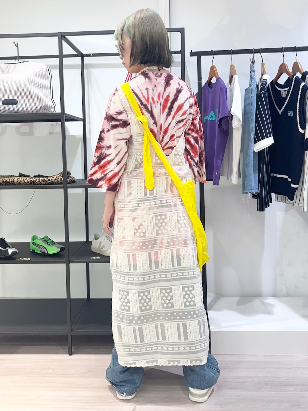 レッド系のTシャツ/カットソー、ホワイト系のワンピース、ブルー系のデニムパンツを着用したレディースの夏コーディネートの4枚目の写真