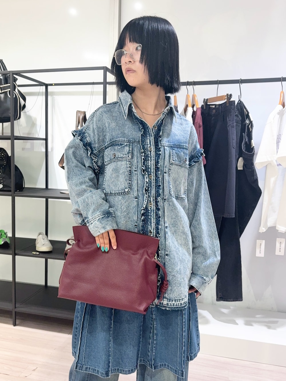ブルー系のシャツ/ブラウス、ブルー系のデニムスカート、ブルー系のデニムパンツを着用したレディースの夏コーディネートの5枚目の写真