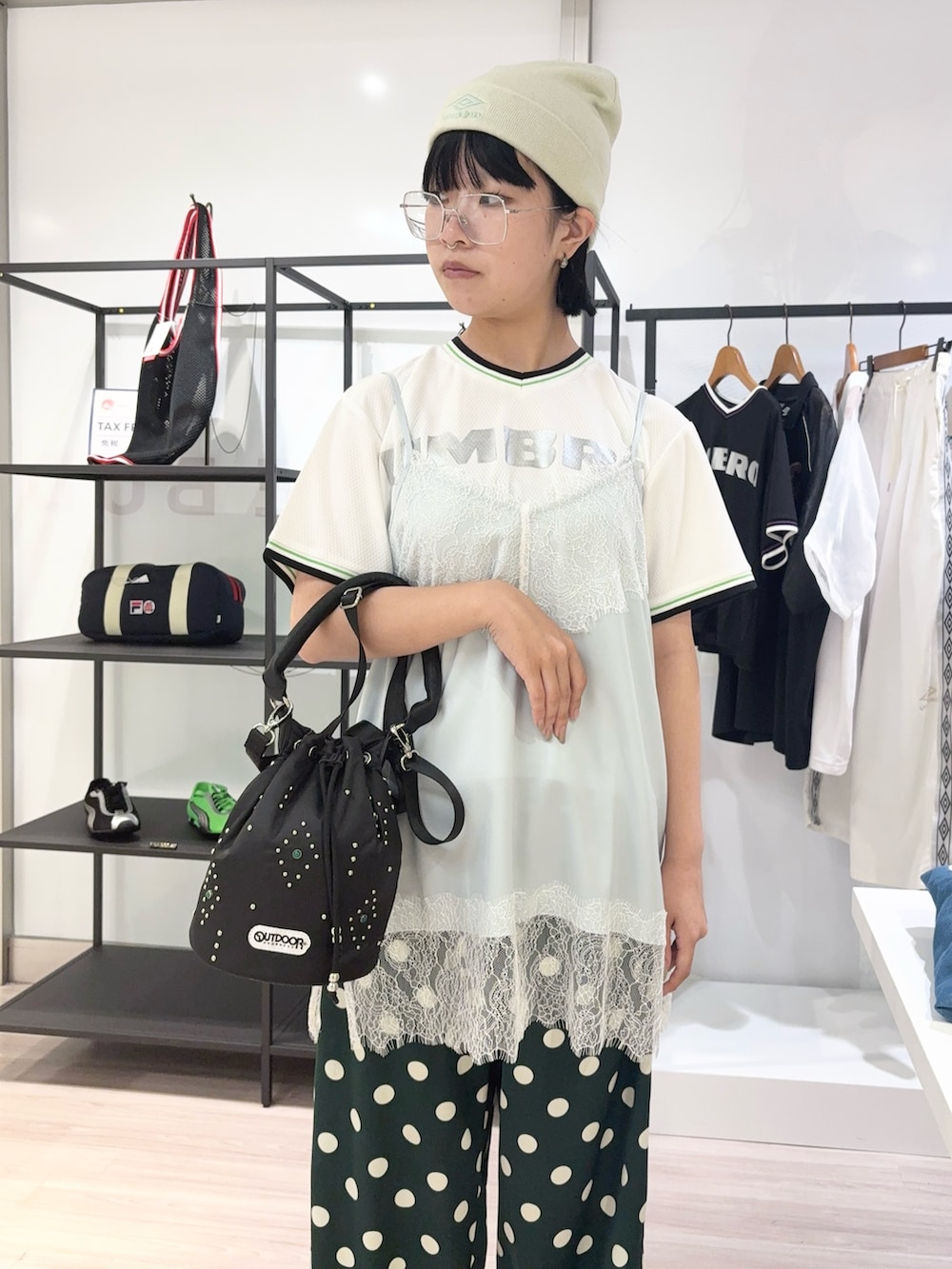 グリーン系のその他パンツ、ブラック系のショルダーバッグ、レッド系のスニーカーを着用したレディースの夏コーディネートの5枚目の写真