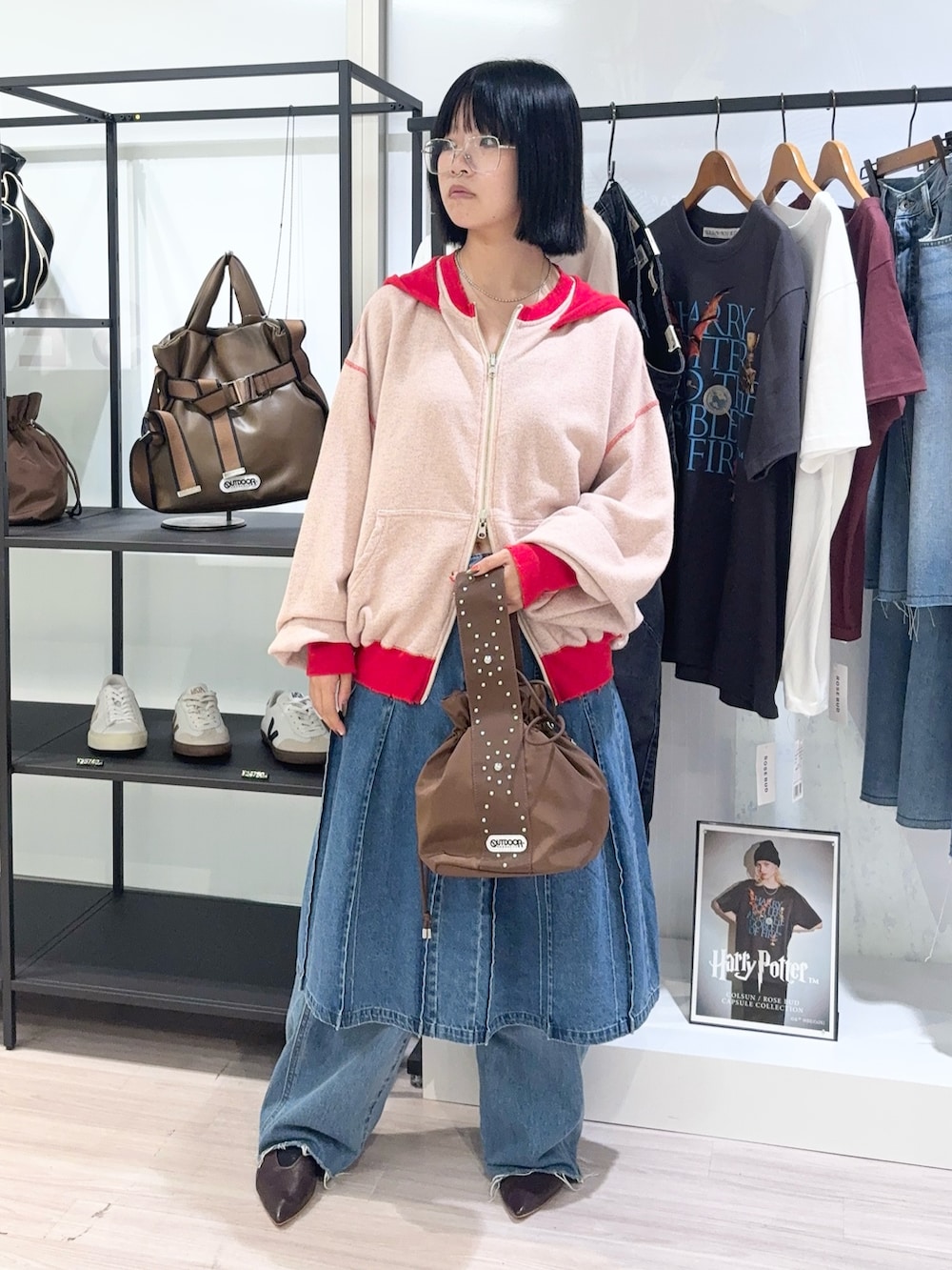 ブラック系のその他シューズ、ブルー系のデニムスカート、ブルー系のデニムパンツを着用したレディースの秋コーディネートの2枚目の写真
