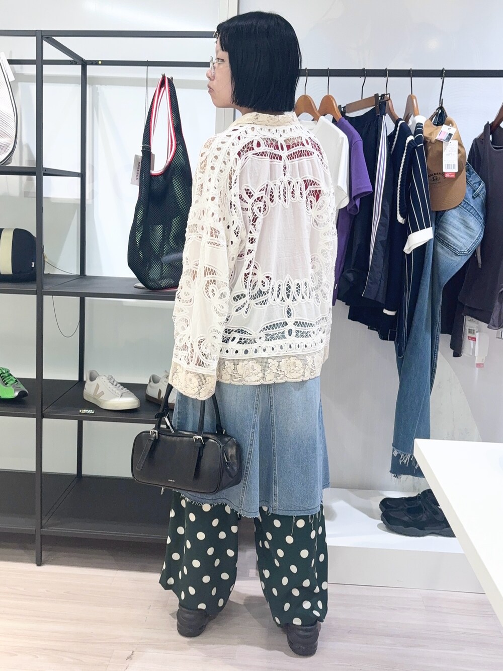 グリーン系のその他パンツ、ブルー系のデニムスカート、ブラック系のサンダルを着用したレディースの夏コーディネートの4枚目の写真