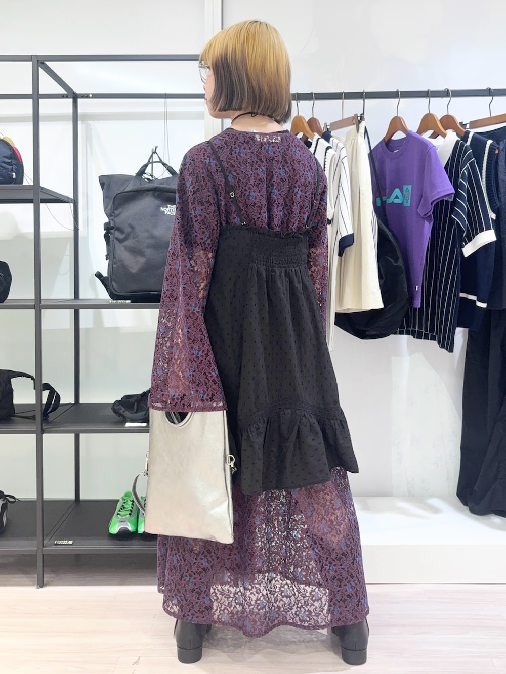 ブラック系のTシャツ/カットソー、レッド系のワンピース、シルバー系のショルダーバッグを着用したレディースの夏コーディネートの4枚目の写真