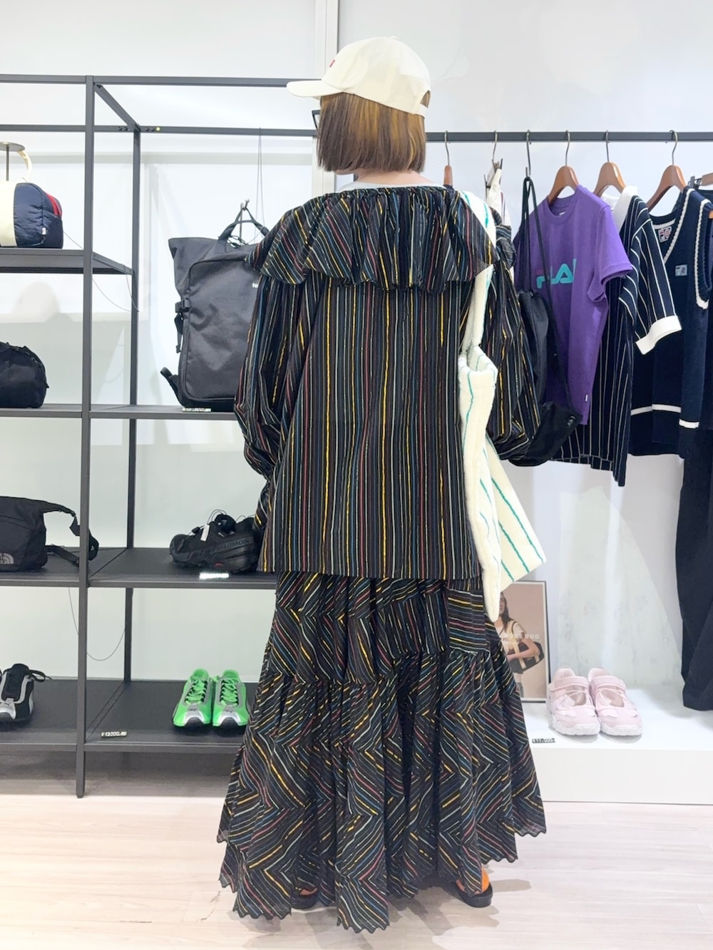 ブルー系のTシャツ/カットソー、ホワイト系のトートバッグ、ブラック系のシャツ/ブラウスを着用したレディースの春コーディネートの4枚目の写真