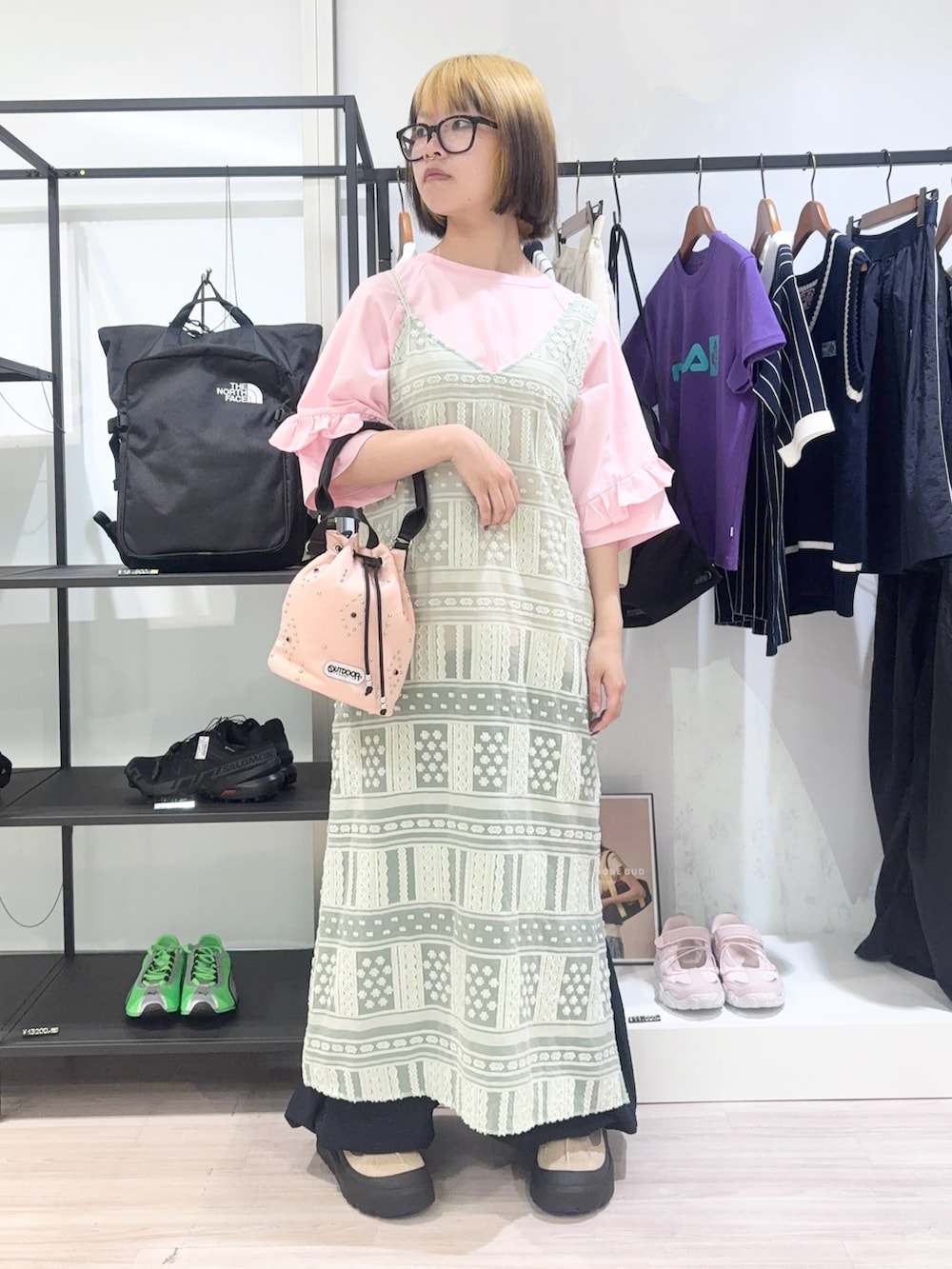 ピンク系のTシャツ/カットソー、ホワイト系のワンピース、グリーン系のワンピースを着用したレディースの春コーディネートの2枚目の写真