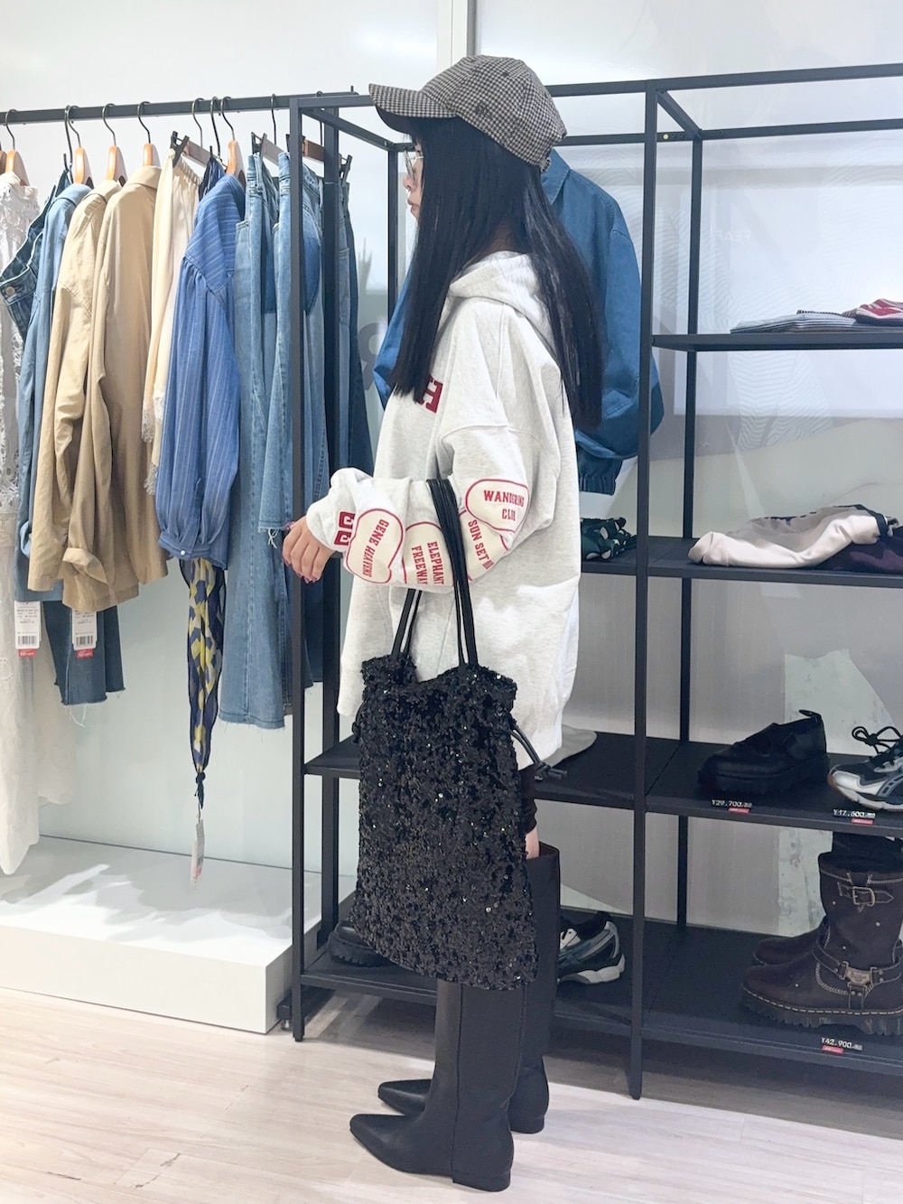 ブラウン系のその他パンツ、ブラック系のショルダーバッグ、ベージュ系のキャップを着用したレディースの秋コーディネートの3枚目の写真