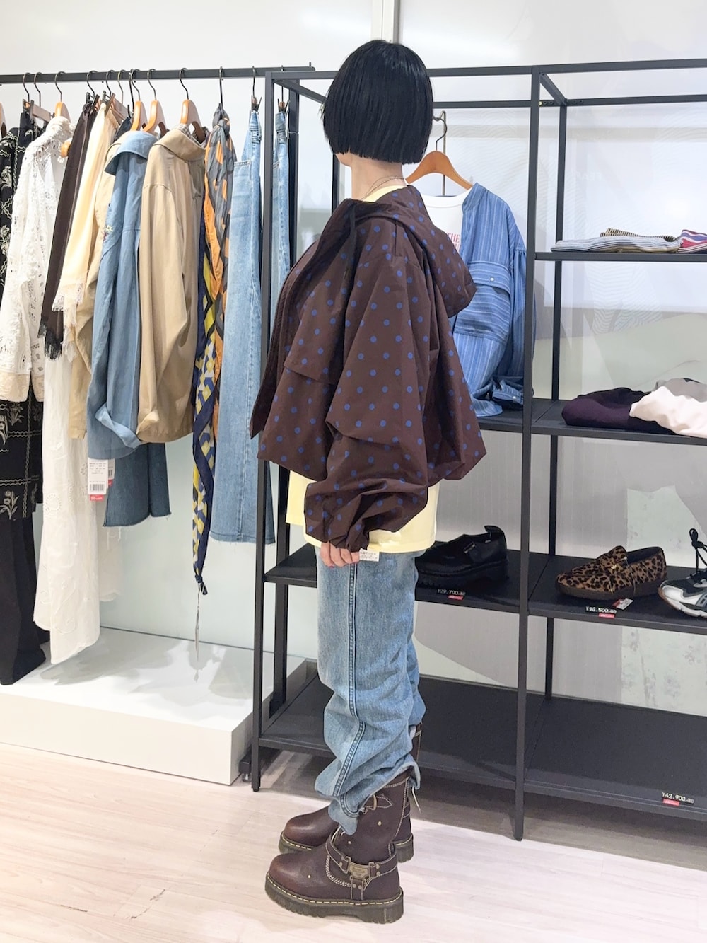 ブラウン系のキャミソール、ブルー系のブルゾン、イエロー系のTシャツ/カットソーを着用したレディースの秋コーディネートの2枚目の写真