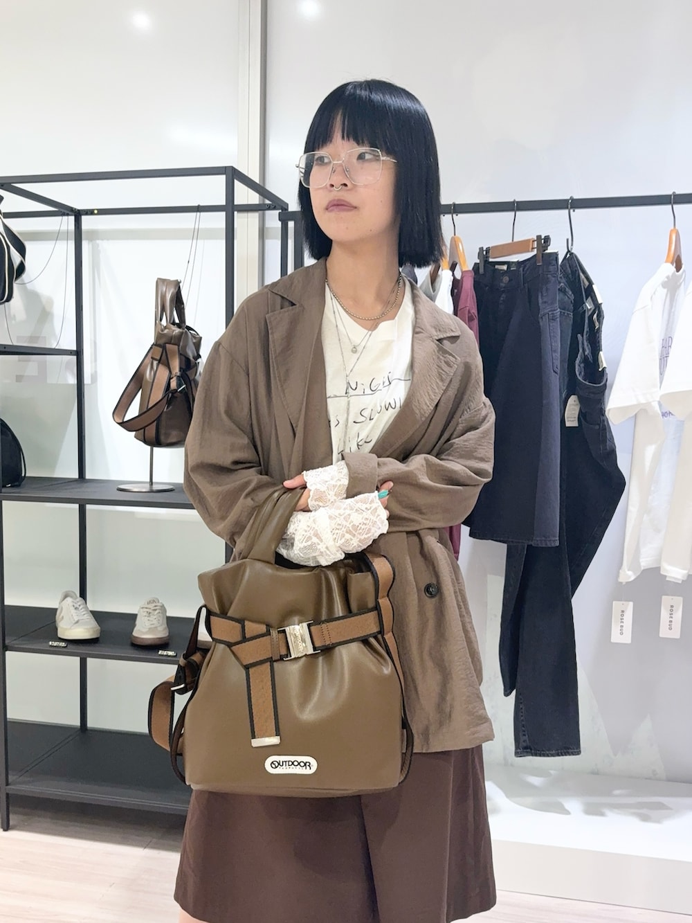 ブラウン系のテーラードジャケット、ホワイト系のTシャツ/カットソー、ブラウン系のその他パンツを着用したレディースの夏コーディネートの4枚目の写真