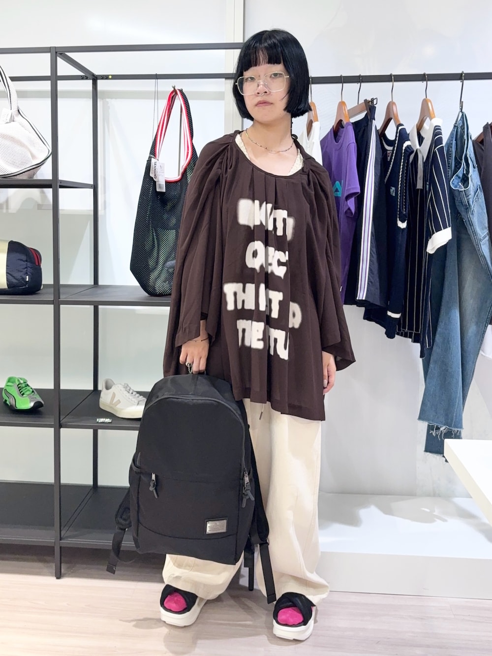 ホワイト系のサンダル、ホワイト系のデニムパンツ、ホワイト系のタンクトップを着用したレディースの夏コーディネートの2枚目の写真