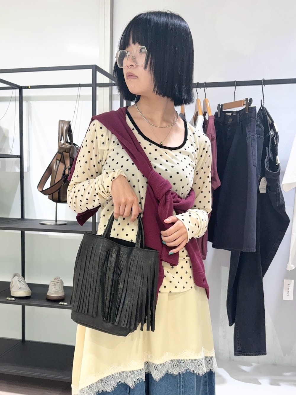 レッド系のカーディガン/ボレロ、ホワイト系のTシャツ/カットソー、ブルー系のデニムスカートを着用したレディースの夏コーディネートの5枚目の写真