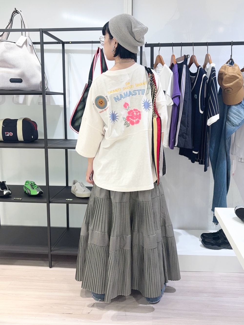 その他のTシャツ/カットソー、ブラック系のスカート、レッド系のショルダーバッグを着用したレディースの夏コーディネートの3枚目の写真