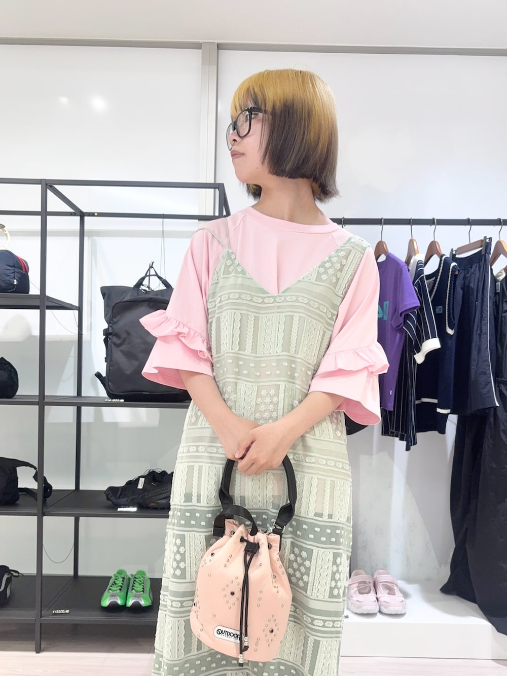 ピンク系のTシャツ/カットソー、ホワイト系のワンピース、グリーン系のワンピースを着用したレディースの春コーディネートの5枚目の写真
