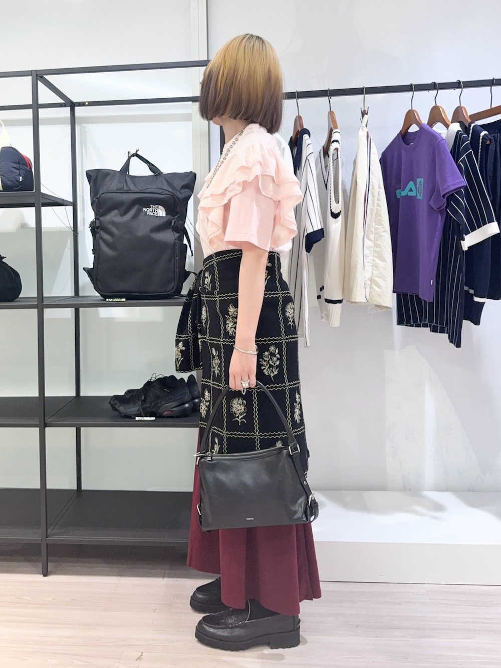 ブラック系のローファー、ピンク系のシャツ/ブラウス、レッド系のスカートを着用したレディースの夏コーディネートの3枚目の写真