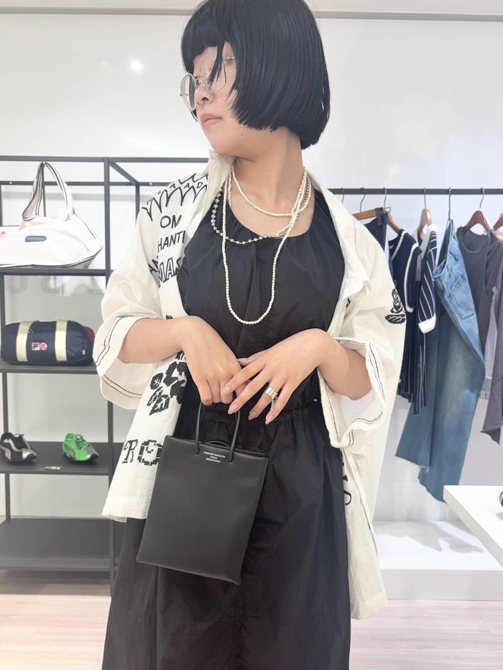 ブラック系のシャツ/ブラウス、ブラック系のワンピース、ブラック系のブーツを着用したレディースの夏コーディネートの5枚目の写真