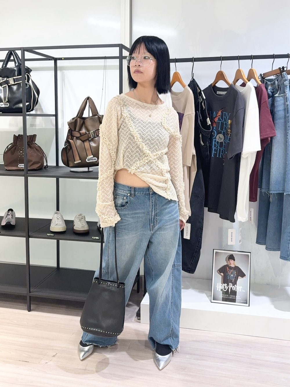 ホワイト系のTシャツ/カットソー、ブルー系のデニムパンツ、シルバー系のパンプスを着用したレディースの秋コーディネートの2枚目の写真
