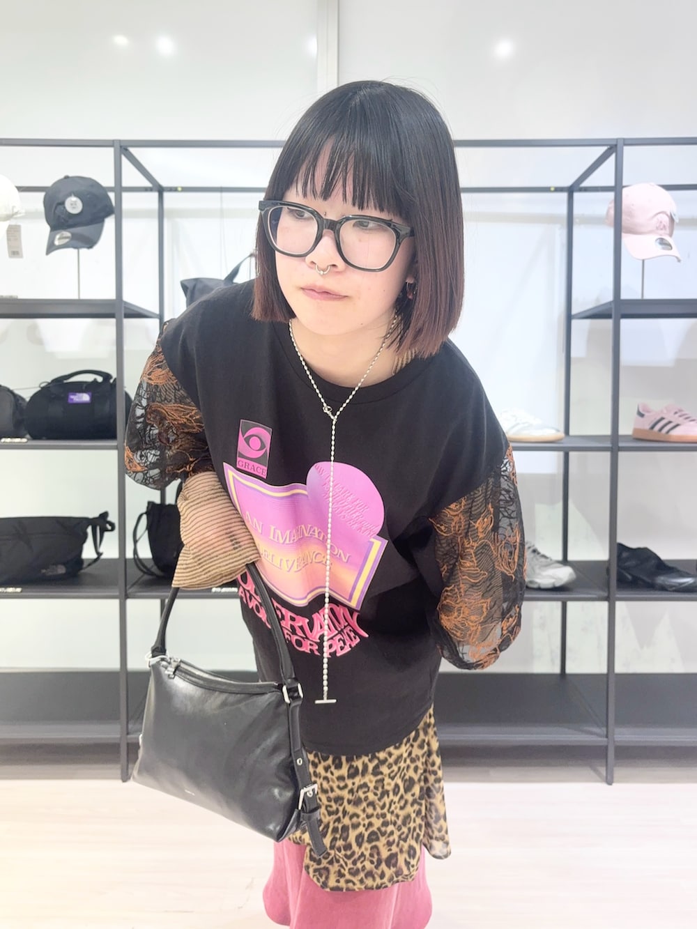 ベージュ系のスカート、ブラウン系のTシャツ/カットソー、レッド系のスカートを着用したレディースの春コーディネートの5枚目の写真