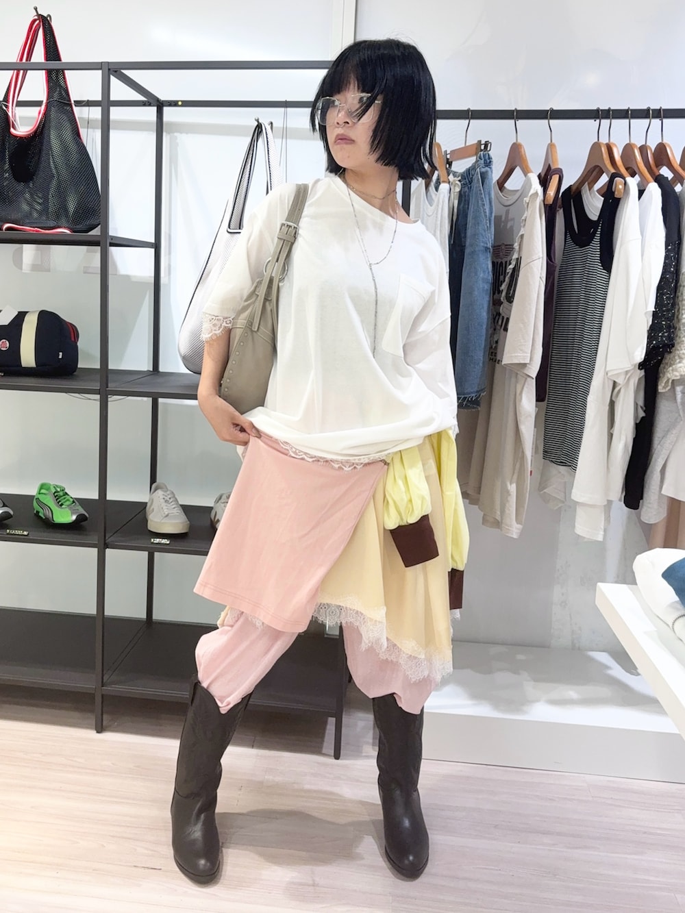 ピンク系のTシャツ/カットソー、イエロー系のスカート、ピンク系のその他パンツを着用したレディースの夏コーディネートの2枚目の写真
