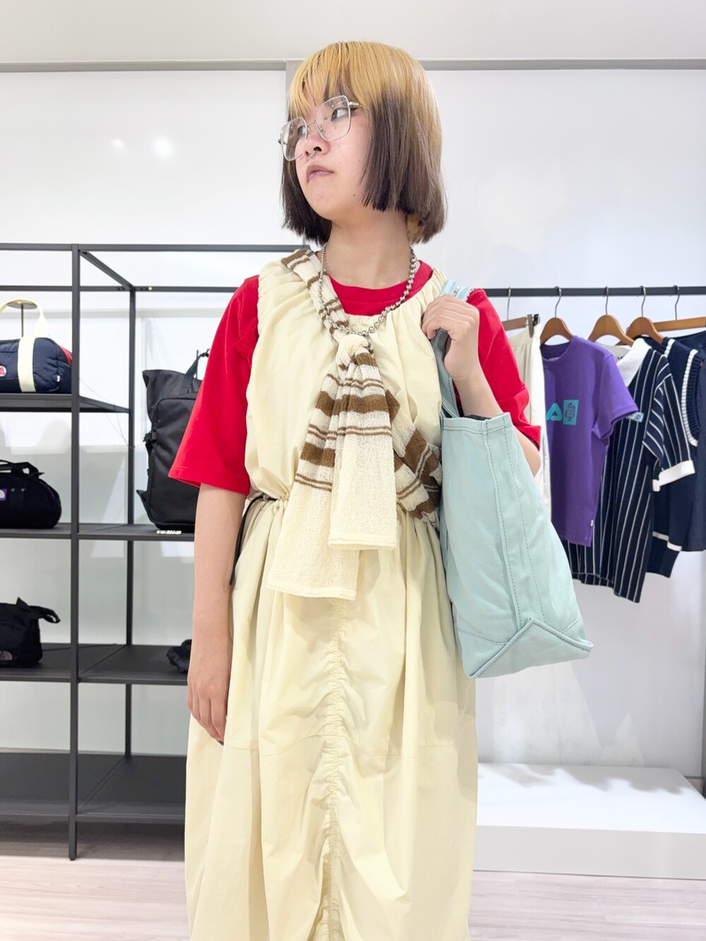 ブラック系のブーツ、ホワイト系のカーディガン/ボレロ、レッド系のTシャツ/カットソーを着用したレディースの夏コーディネートの5枚目の写真