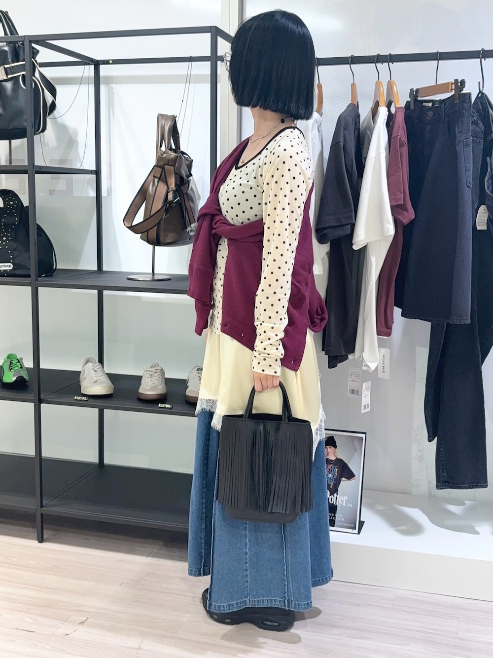 レッド系のカーディガン/ボレロ、ホワイト系のTシャツ/カットソー、ブルー系のデニムスカートを着用したレディースの夏コーディネートの3枚目の写真