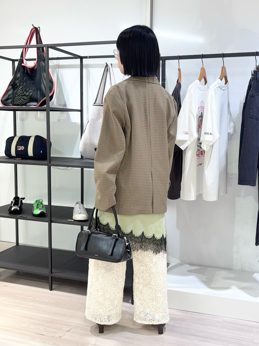 ホワイト系のその他パンツ、ブラウン系のテーラードジャケット、グリーン系のワンピースを着用したレディースの夏コーディネートの4枚目の写真