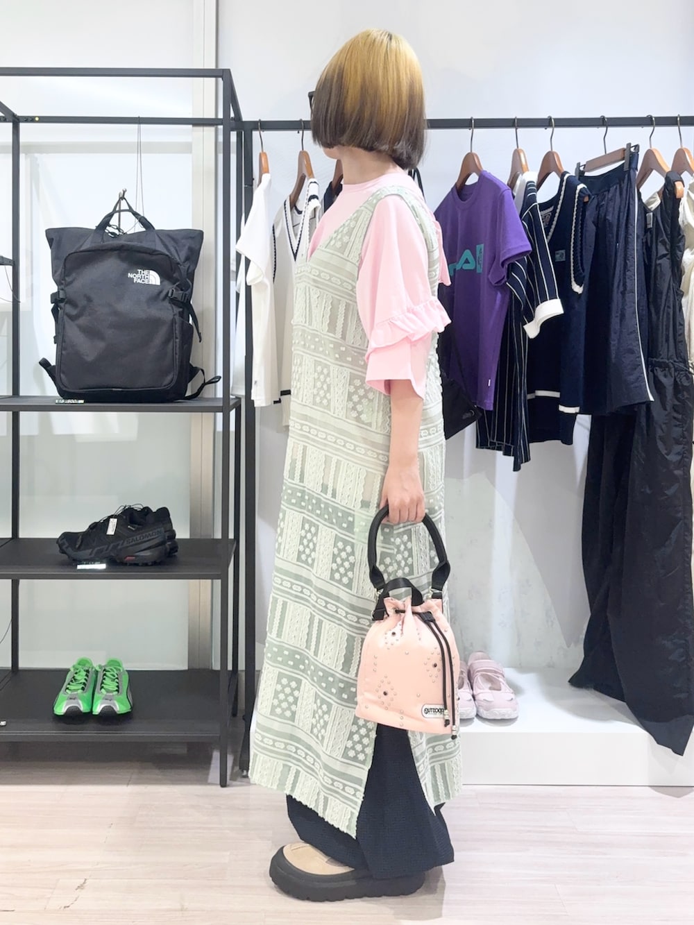 ピンク系のTシャツ/カットソー、ホワイト系のワンピース、グリーン系のワンピースを着用したレディースの春コーディネートの3枚目の写真