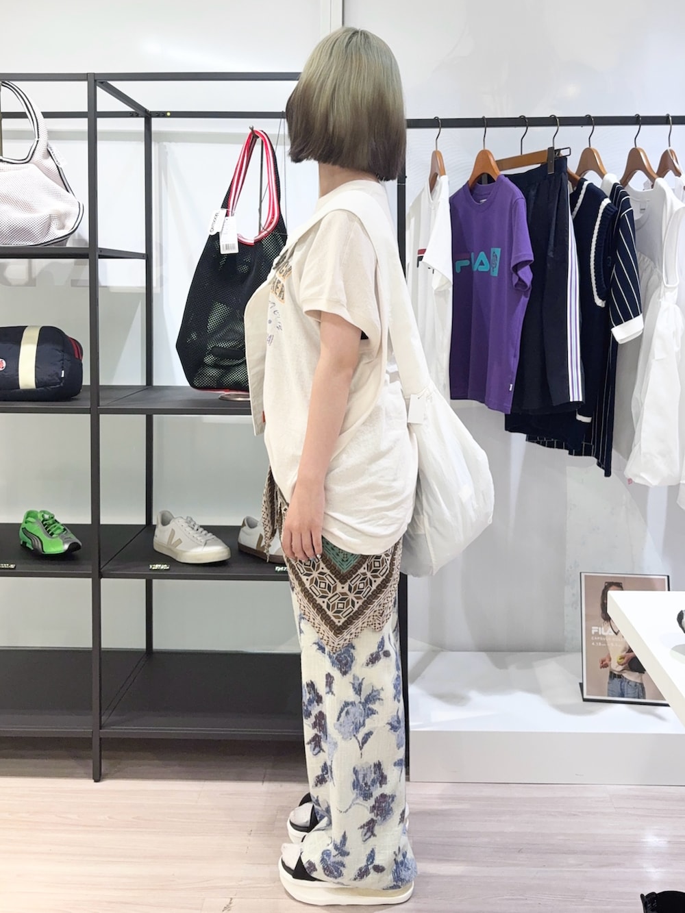 ホワイト系のTシャツ/カットソー、ホワイト系のその他パンツ、ホワイト系のサンダルを着用したレディースの夏コーディネートの3枚目の写真