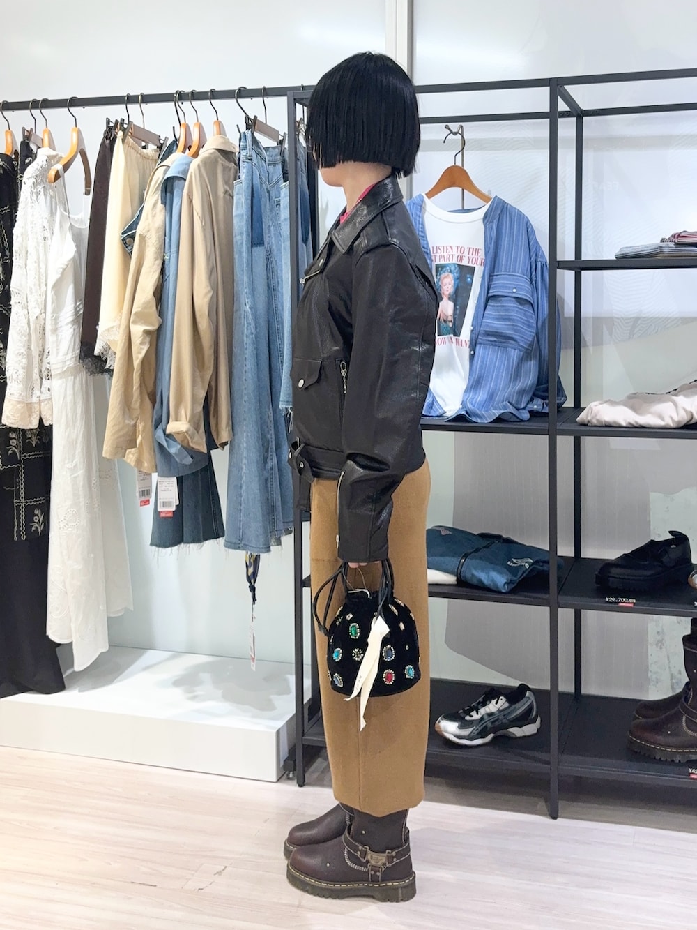 ピンク系のニット/セーター、ブラック系のライダースジャケット、イエロー系のその他パンツを着用したレディースの秋コーディネートの3枚目の写真