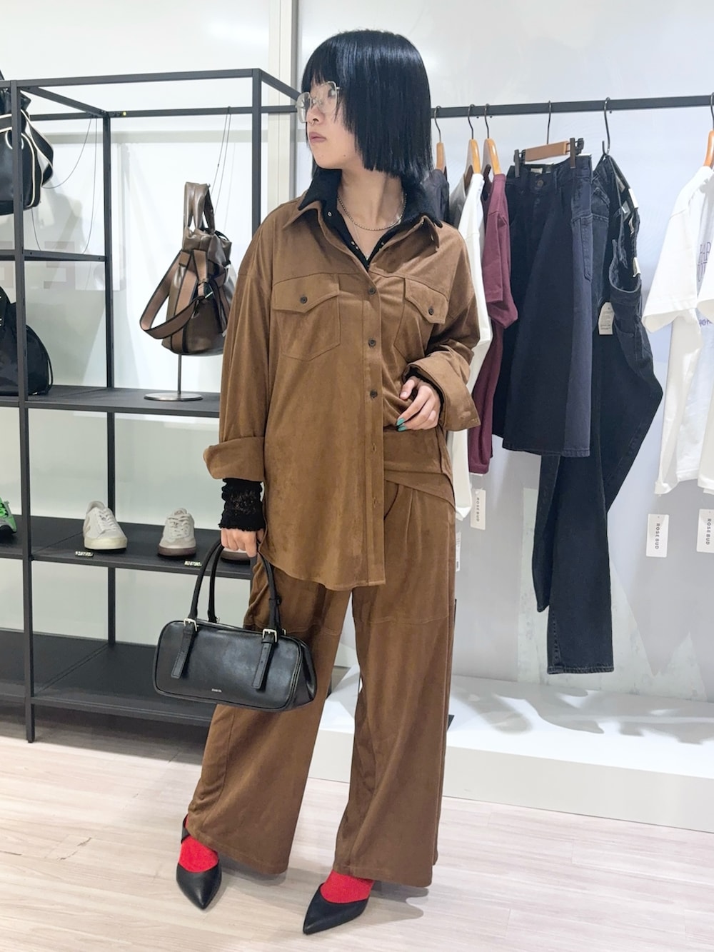 ブラック系のシャツ/ブラウス、ブラウン系のシャツ/ブラウス、ブラウン系のその他パンツを着用したレディースの夏コーディネートの2枚目の写真