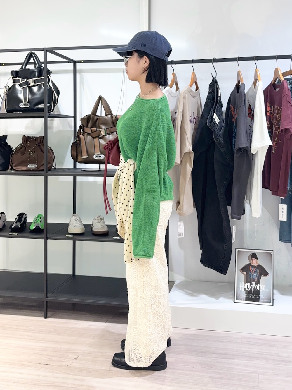 グリーン系のニット/セーター、ホワイト系のその他パンツ、ホワイト系のTシャツ/カットソーを着用したレディースの秋コーディネートの3枚目の写真