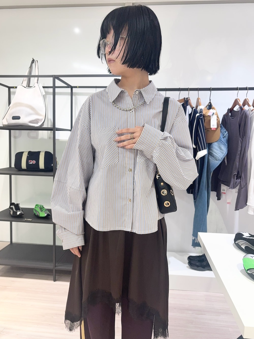 ブラック系のショルダーバッグ、レッド系のその他パンツ、ブラウン系のスカートを着用したレディースの夏コーディネートの5枚目の写真