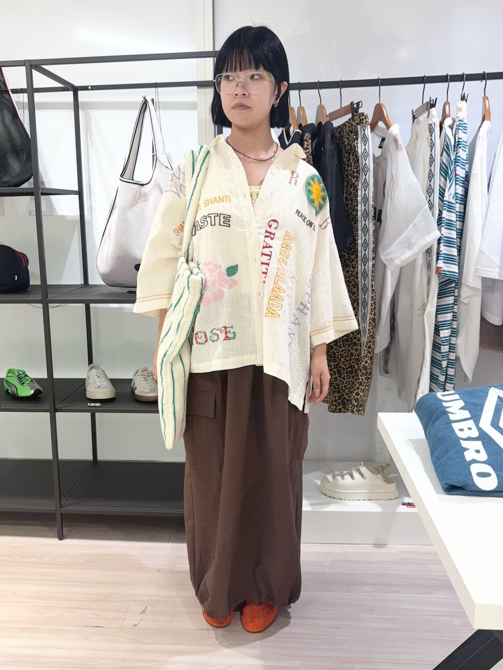 その他のシャツ/ブラウス、イエロー系のタンクトップ、ホワイト系のトートバッグを着用したレディースの夏コーディネートの2枚目の写真