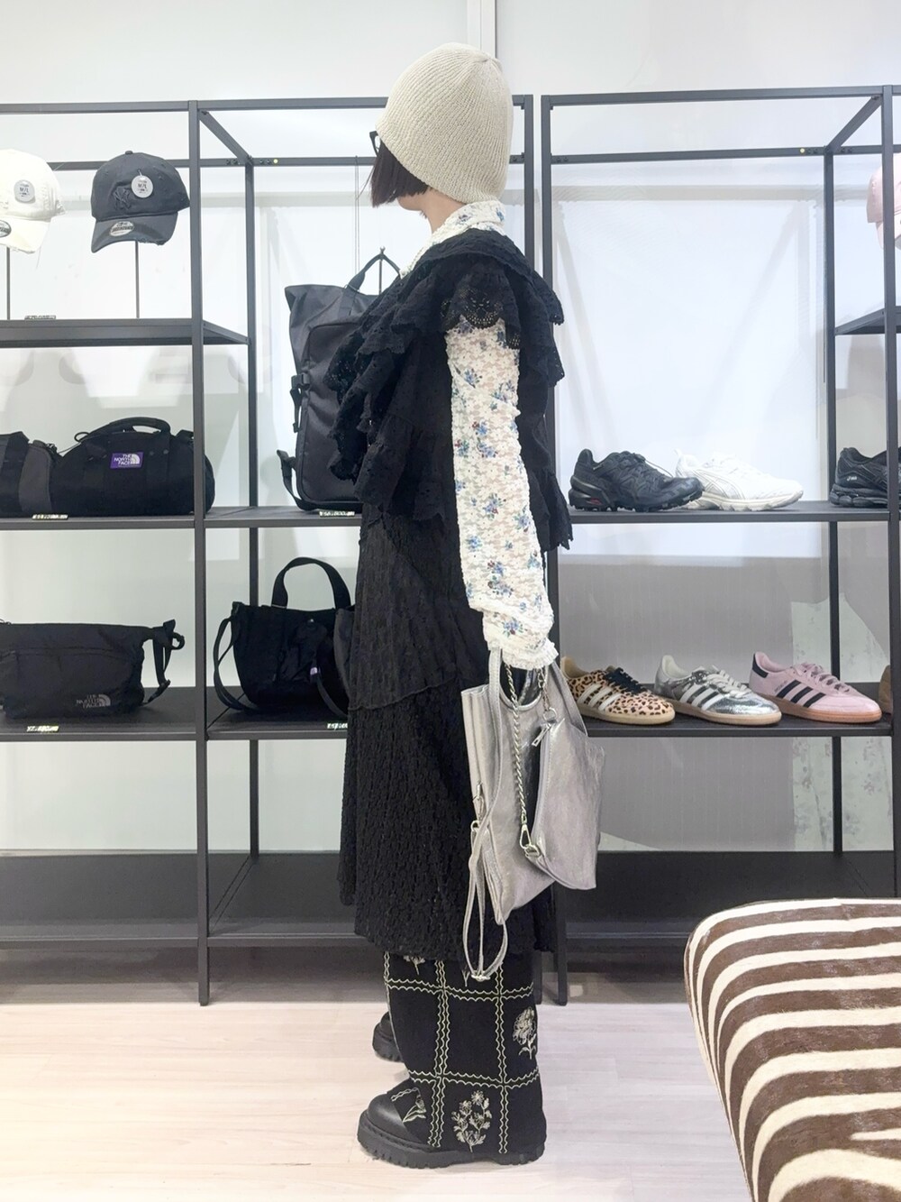 ブラック系のスカート、ブラック系のその他パンツ、ブラック系のベストを着用したレディースの春コーディネートの4枚目の写真