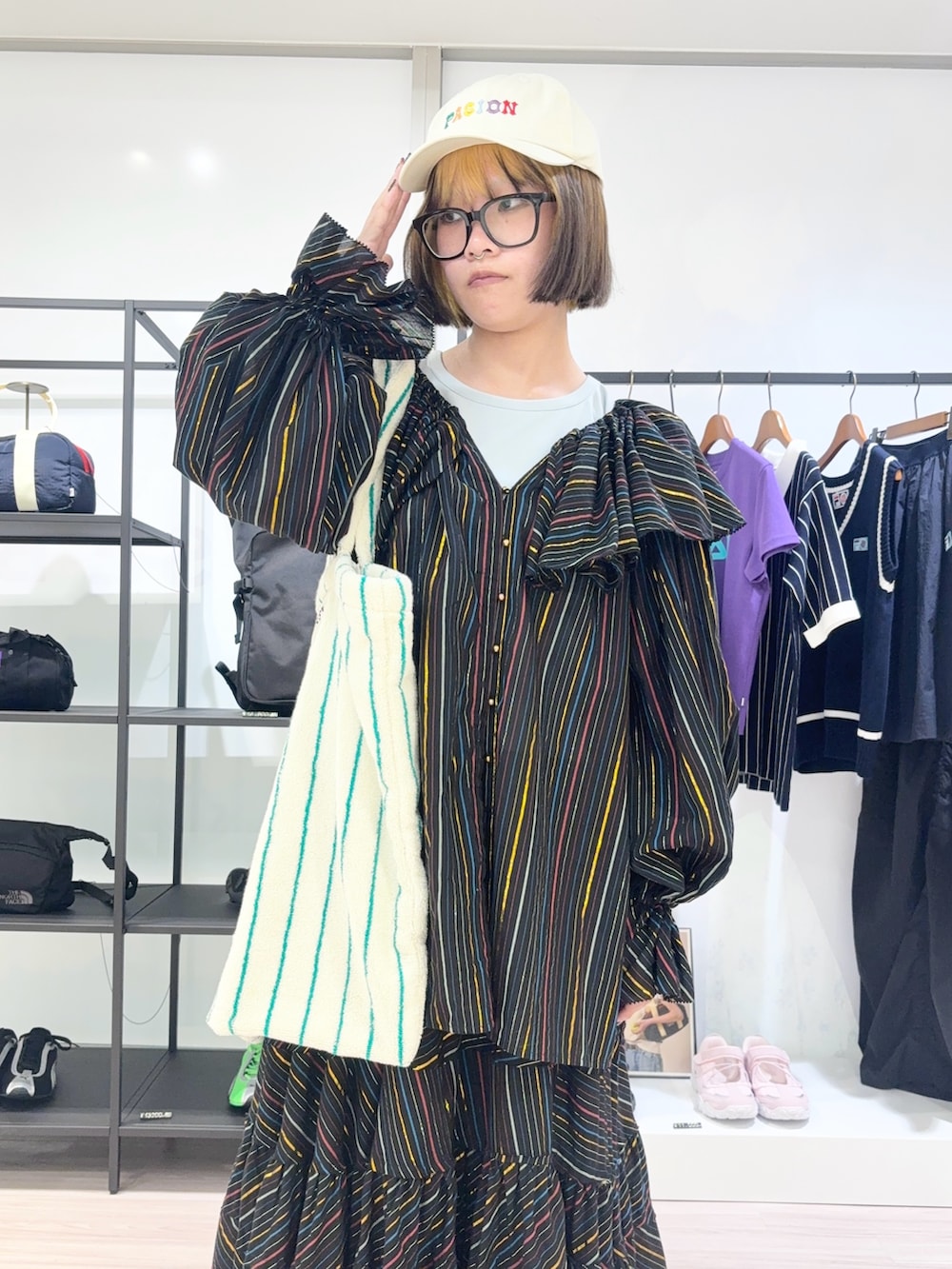 ブルー系のTシャツ/カットソー、ホワイト系のトートバッグ、ブラック系のシャツ/ブラウスを着用したレディースの春コーディネートの5枚目の写真