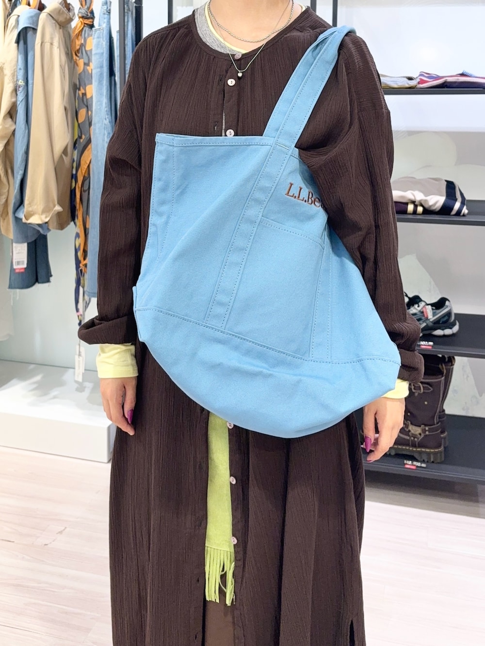 グレー系のTシャツ/カットソー、ブラウン系のワンピース、ブラウン系のその他パンツを着用したレディースの秋コーディネートの5枚目の写真