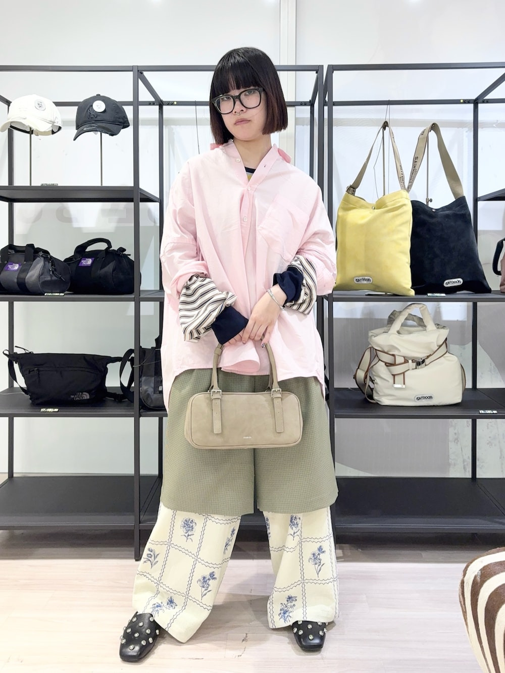 グリーン系のその他パンツ、ホワイト系のその他パンツ、ブルー系のTシャツ/カットソーを着用したレディースの春コーディネートの3枚目の写真