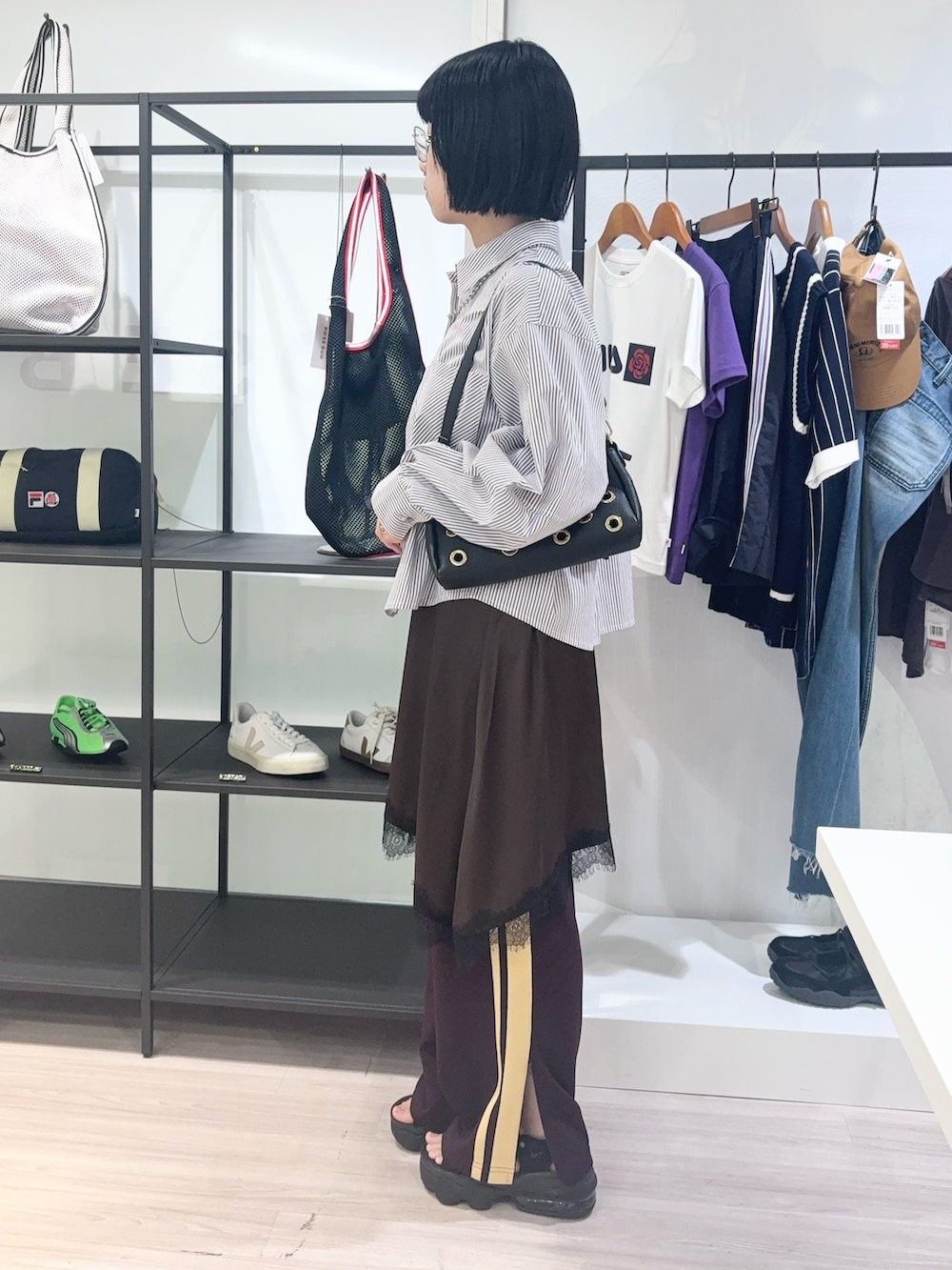 ブラック系のショルダーバッグ、レッド系のその他パンツ、ブラウン系のスカートを着用したレディースの夏コーディネートの3枚目の写真