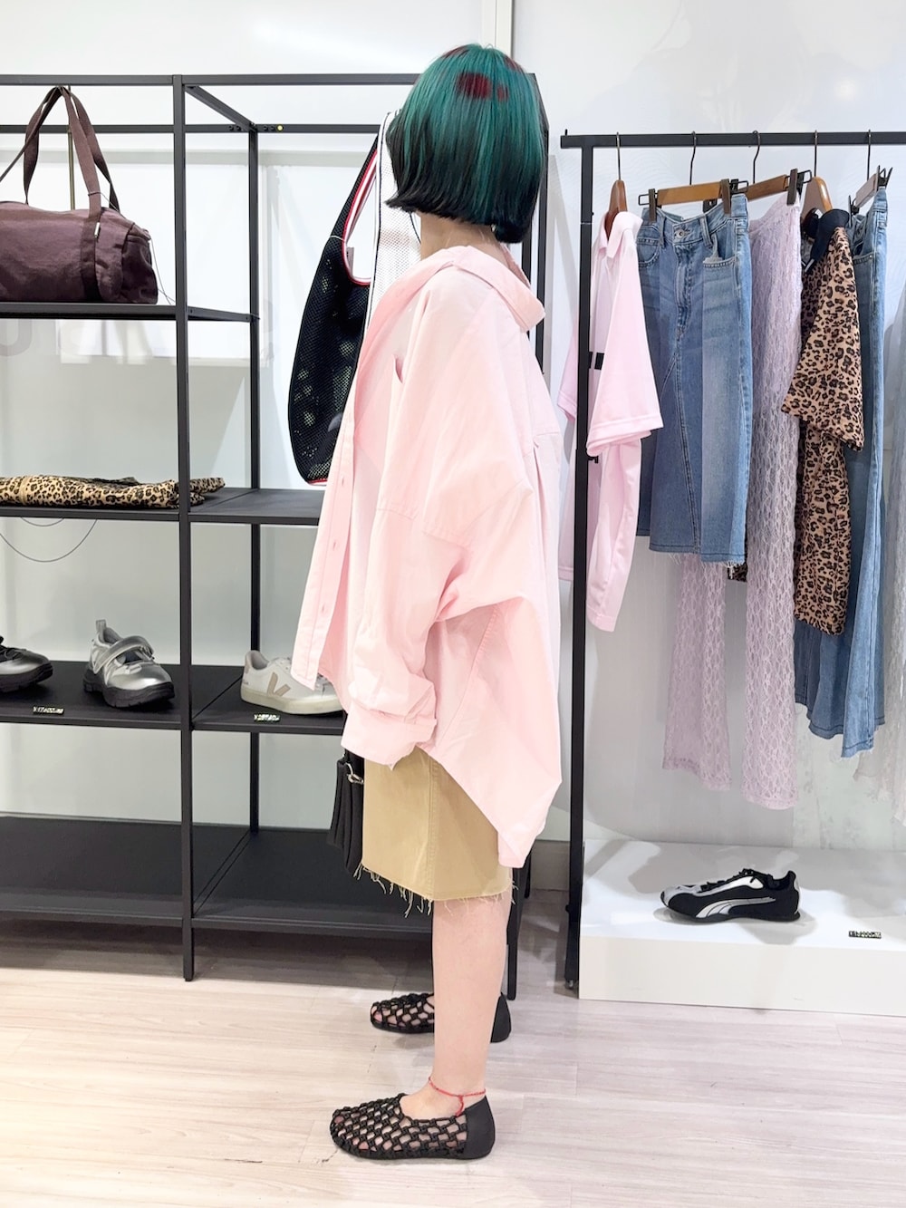 グレー系のタンクトップ、ピンク系のシャツ/ブラウス、ベージュ系のその他パンツを着用したレディースの夏コーディネートの3枚目の写真