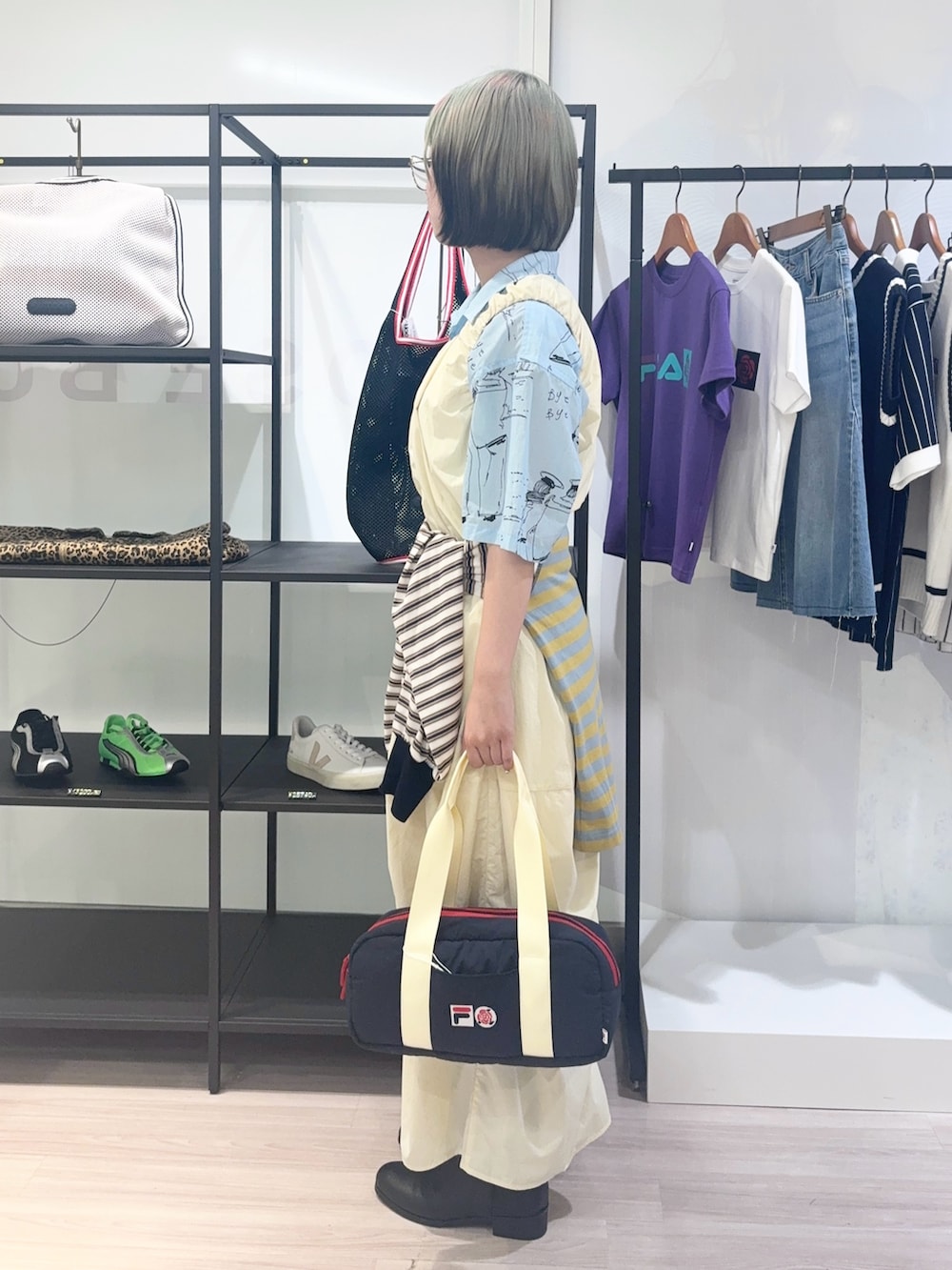 ホワイト系のワンピース、ブルー系のTシャツ/カットソー、ブルー系のシャツ/ブラウスを着用したレディースの夏コーディネートの3枚目の写真