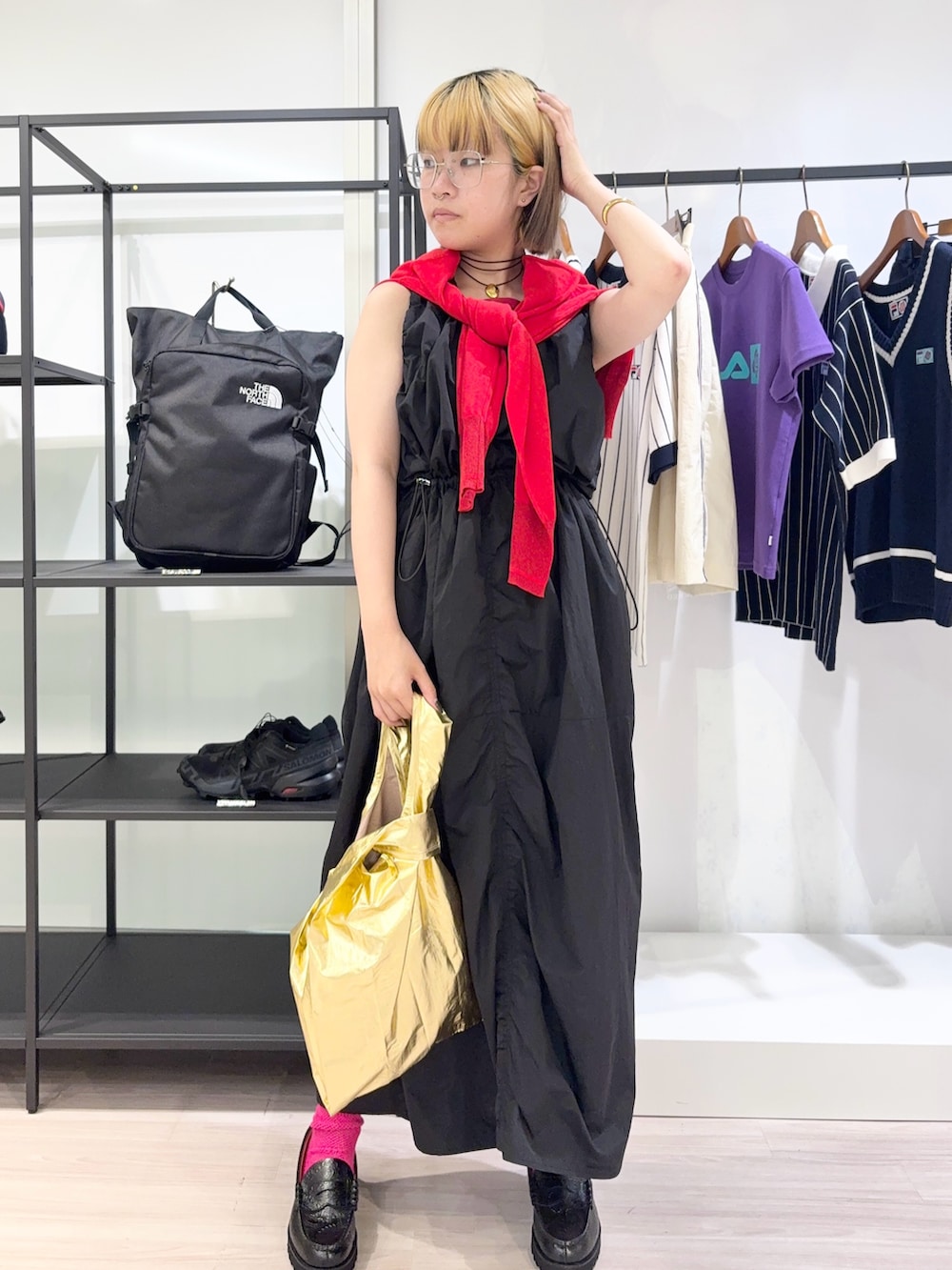 レッド系のニット/セーター、レッド系のタンクトップ、ブラック系のワンピースを着用したレディースの夏コーディネートの2枚目の写真