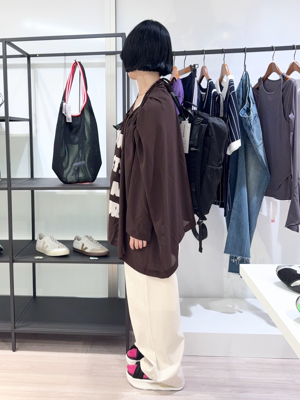 ホワイト系のサンダル、ホワイト系のデニムパンツ、ホワイト系のタンクトップを着用したレディースの夏コーディネートの3枚目の写真