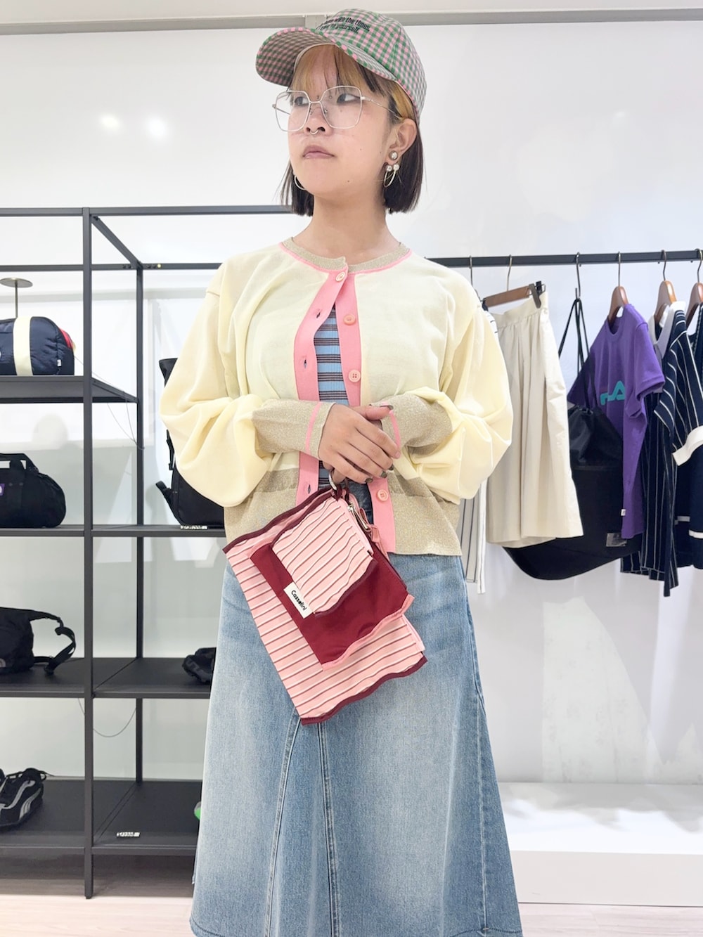 ブルー系のタンクトップ、ブルー系のデニムスカート、ホワイト系のその他シューズを着用したレディースの夏コーディネートの5枚目の写真