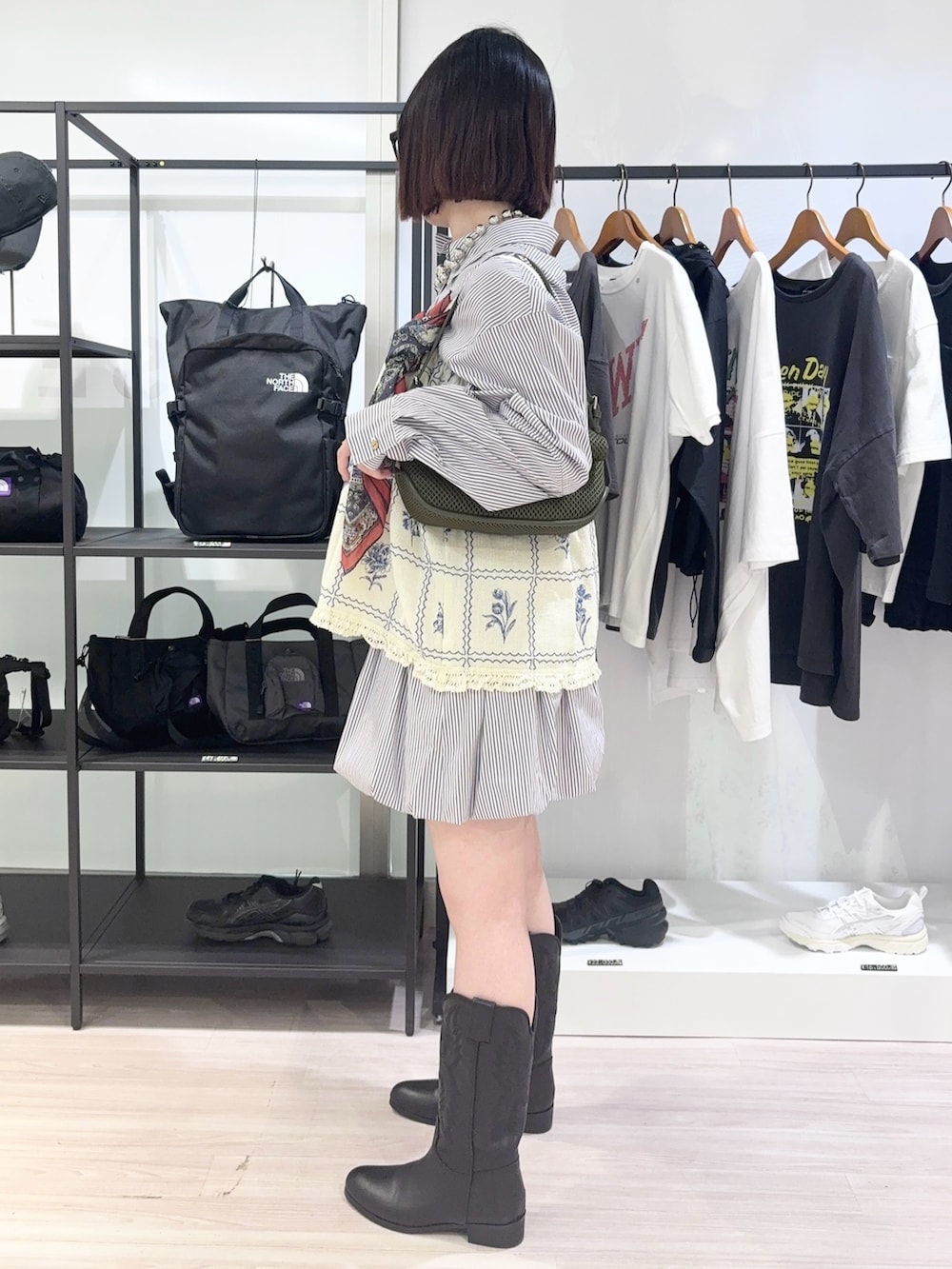 ブラック系のブーツ、ブルー系のスカート、ブルー系のシャツ/ブラウスを着用したレディースの春コーディネートの3枚目の写真