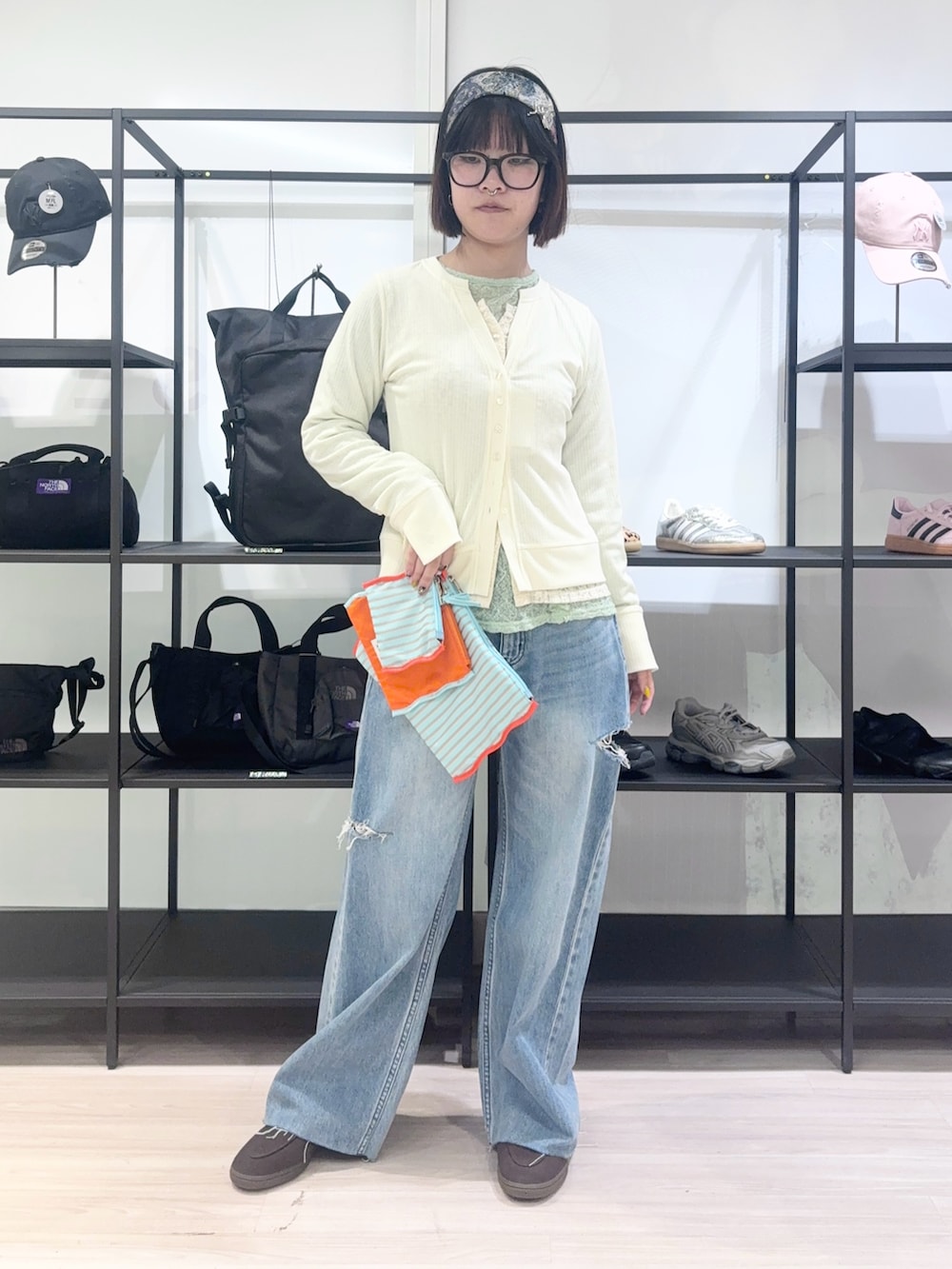 ブラウン系のローファー、ブルー系のデニムパンツ、グリーン系のTシャツ/カットソーを着用したレディースの春コーディネートの2枚目の写真