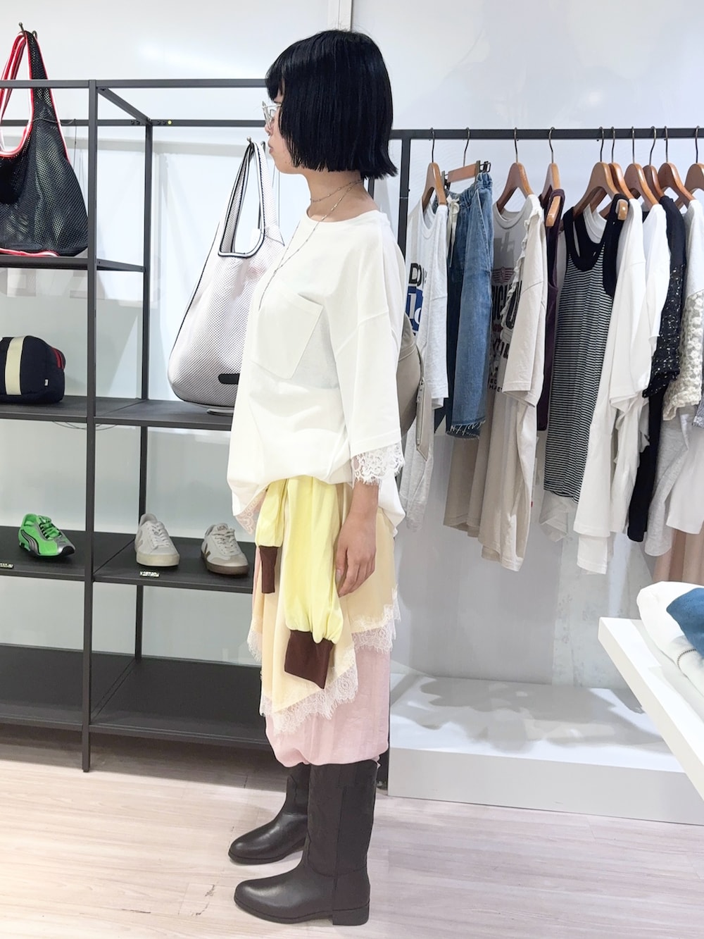 ピンク系のTシャツ/カットソー、イエロー系のスカート、ピンク系のその他パンツを着用したレディースの夏コーディネートの3枚目の写真