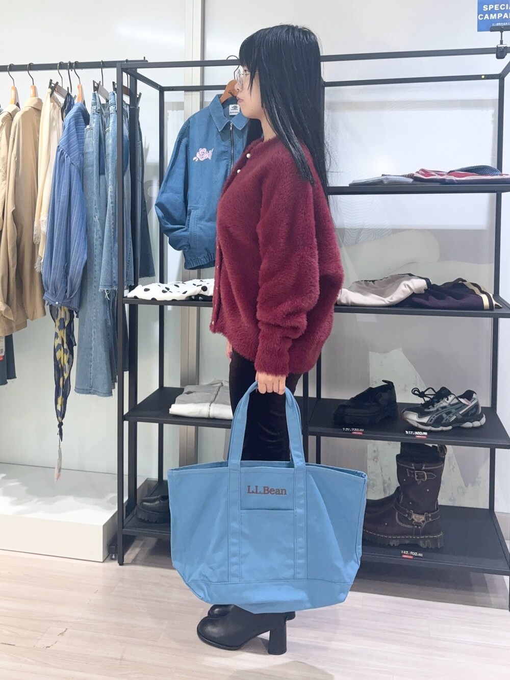 ブルー系のトートバッグ、レッド系のニット/セーター、ブラウン系のその他パンツを着用したレディースの秋コーディネートの4枚目の写真