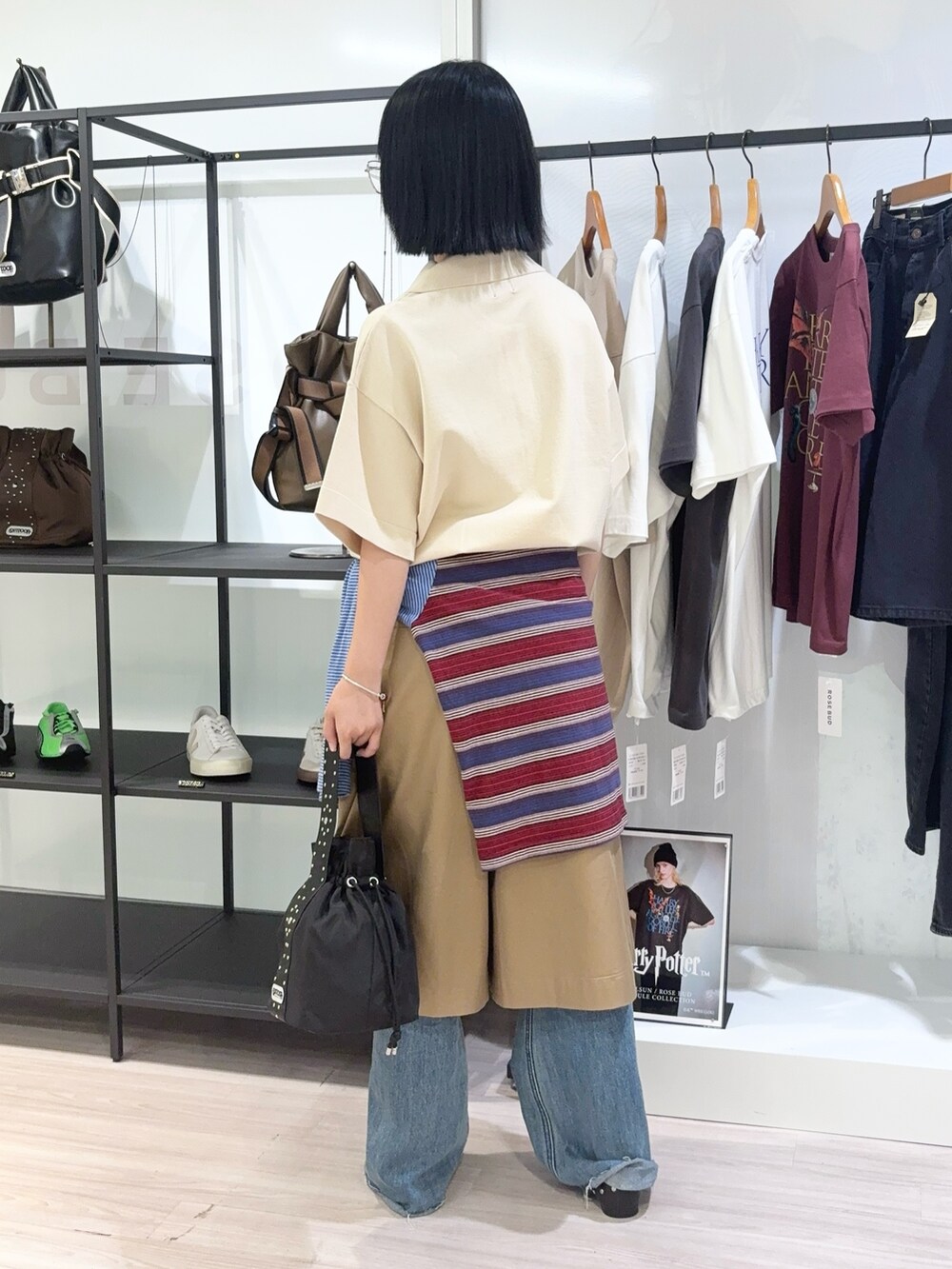 ブルー系のTシャツ/カットソー、ホワイト系のニット/セーター、ベージュ系のその他パンツを着用したレディースの秋コーディネートの4枚目の写真