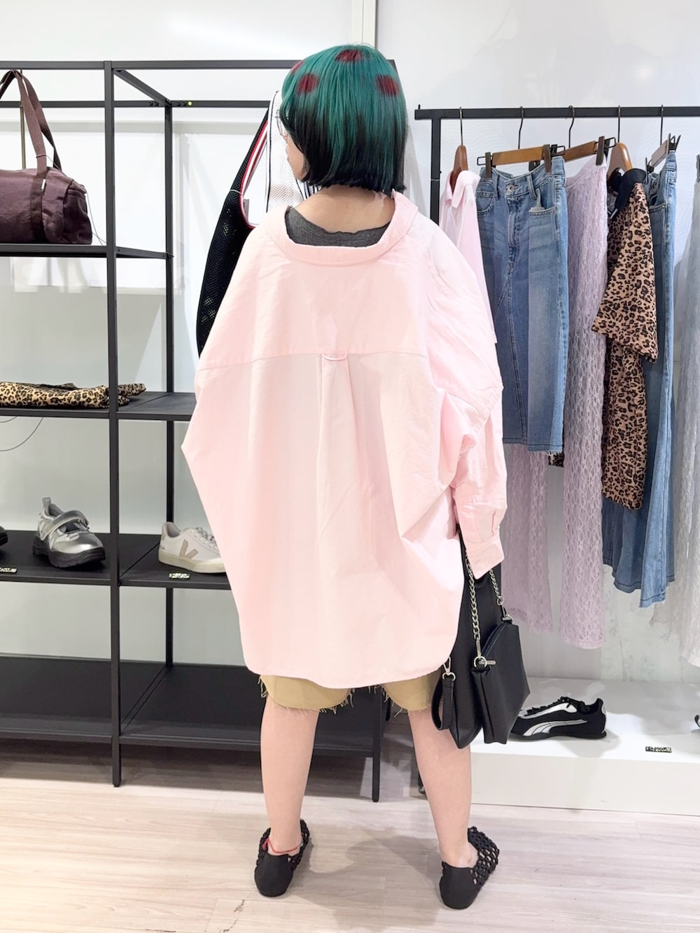グレー系のタンクトップ、ピンク系のシャツ/ブラウス、ベージュ系のその他パンツを着用したレディースの夏コーディネートの4枚目の写真